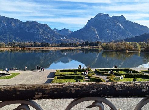 Blick von der Dachterrasse des Festspielhauses Neuschwanstein auf Schloss Neuschwanstein und die Alpen 