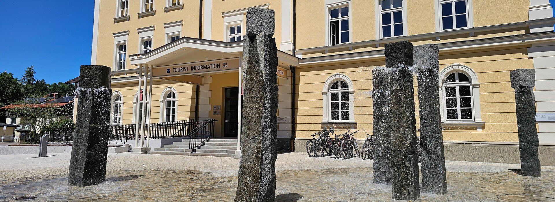 Die Tourist Information von Füssen Tourismus und Marketing am Kaiser-Maximilian-Platz 1 in Füssen