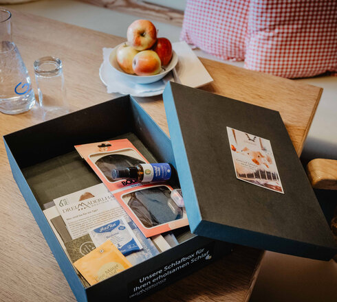 Das Bild zeigt eine Box mit schlaffördernden Hilfsmitteln