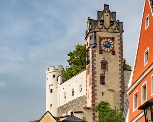 Der Uhrturm des Hohen Schlosses prägt die Kulisse der historischen Altstadt Füssen.