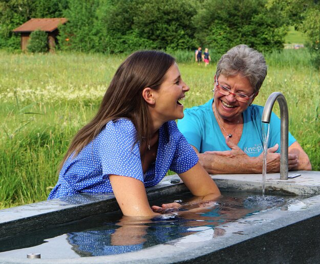 Zwei Frauen bei einer Kneipp-Armanwendung 