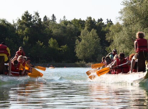 Zwei Teams beim Drachenbootrennen auf dem Forggensee.