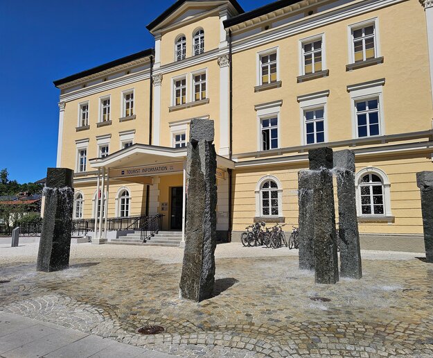 Das Bild zeigt eine Auußenansicht des Gebäudes der Tourist Information Füssen.