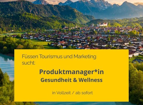 Das Bild zeigt eine landschaftliche Ansicht von Füssen mit Bergen im Hintergrund. Im Vordergrund ist ein Fluss und gesunde Natur zu sehen. Der Text informiert über eine Stellenausschreibung für einen Produktmanager im Bereich Gesundheit und Wellness, in Vollzeit und ab sofort.