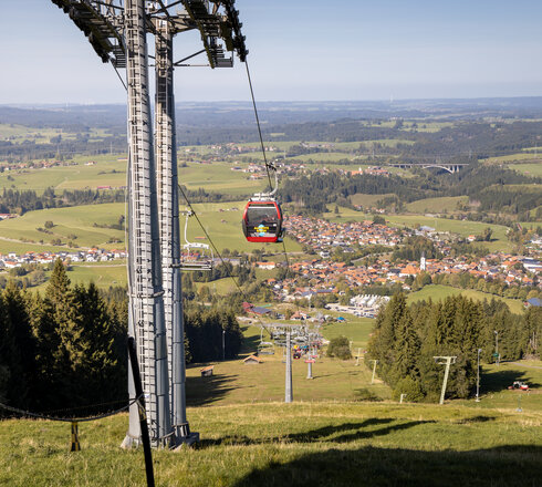 Das Bild zeigt einen Ausblick auf eine Bergbahn.