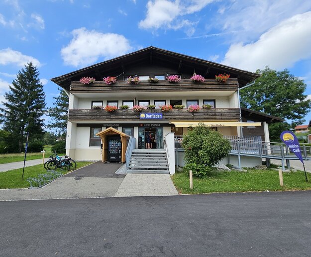 Das Bild zeigt eine Außenansicht des Gebäudes der Tourist Information Weißensee