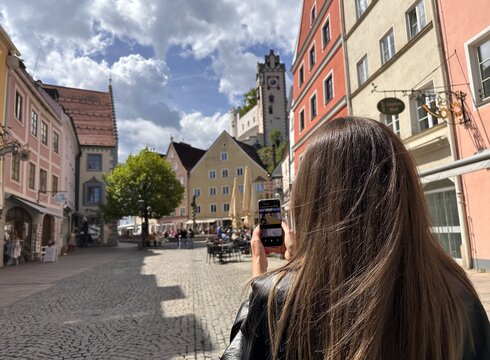 BayernWLAN-Nutzerin in der Reichenstrsße in Füssen