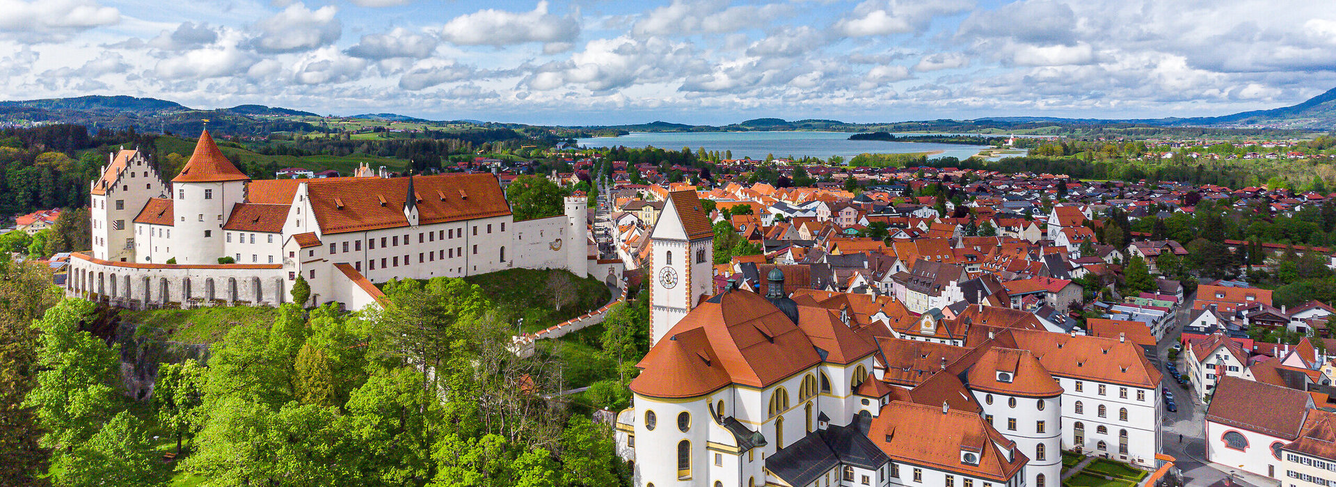 Panoramablick auf die historische Altstadt von Füssen mit dem Hohen Schloss.