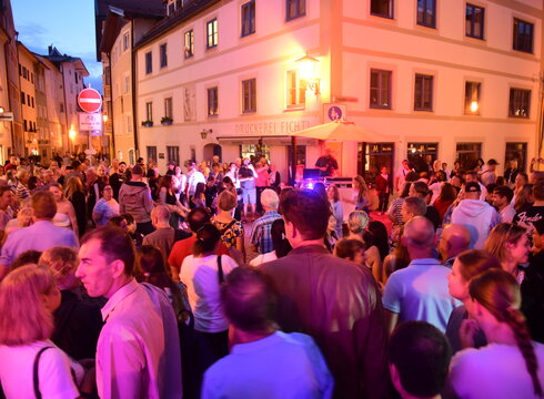 Das Foto zeigt Besucher*innen des STreetfestivals auf dem Brotmarkt in Füssen.