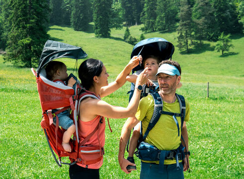 Junge Familie auf einer Wanderung am Alatsee bei Füssen