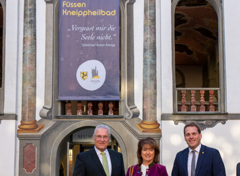 (v.l.n.r.) Der bayerische Innenminister Joachim Herrmann, die Ostallgäuer Landrätin Maria Rita Zinnecker, Füssens Erster Bürgermeister Maximilian Eichstetter und Tourismusdirektor Stefan Fredlmeier beim Festakt am 07.11.2025 in Füssen