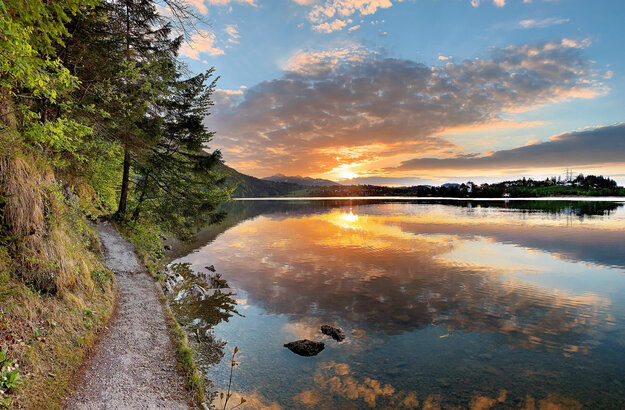 Das Bild zeigt den Weißensee Und den Füssener Ortsteil Weißensee im Abendlicht. 