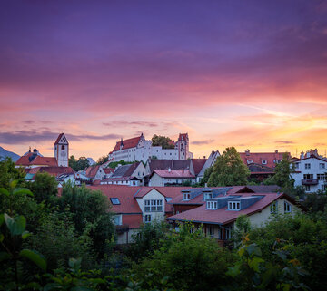 Der Quaglioblick in seiner romantischsten Form: Panoramablick auf die Füssener Altstadt im Abendrot