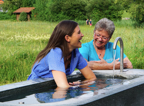 Zwei Frauen beim Kneipp'schen Armbad.
