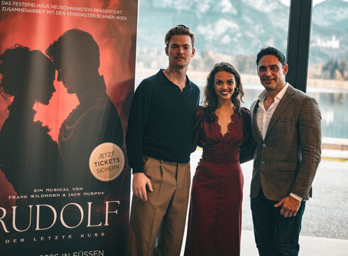 Hauptdarsteller Oedo Kuipers (Kronprinz Rudolf) und Katia Bischoff (Baroness Mary Vetsera) und Regisseur Alex Balga bei einer Pressekonferenz im Festspielhaus Neuschwanstein im November 2025.
