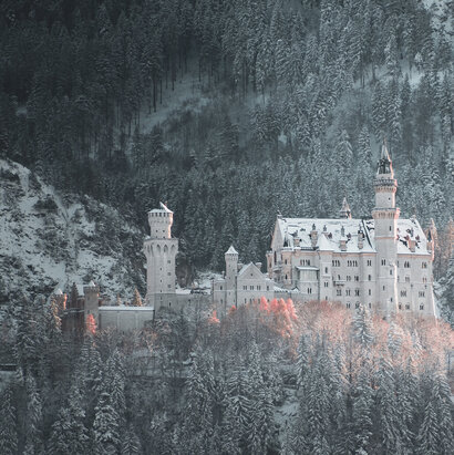  Schloss Neuschwanstein bedeckt mit Schnee. Ein atemberaubender Blick auf das Schloss.