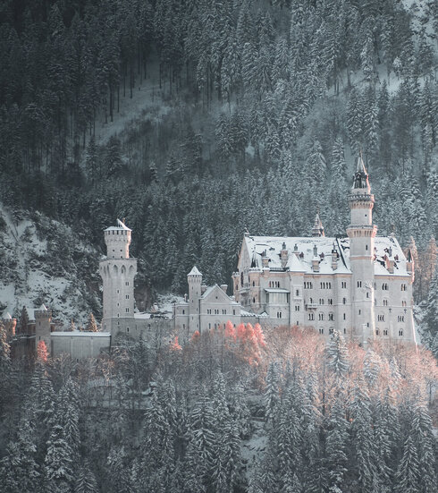 Schloss Neuschwanstein bedeckt mit Schnee. Ein atemberaubender Blick auf das Schloss.