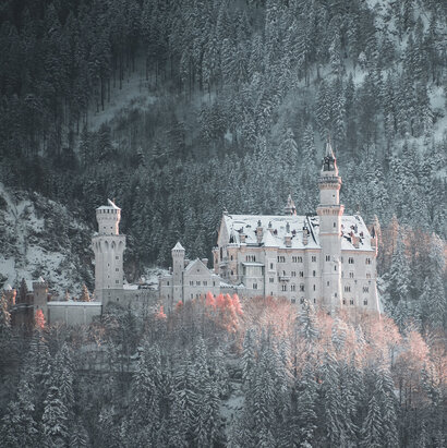  Schloss Neuschwanstein bedeckt mit Schnee. Ein atemberaubender Blick auf das Schloss.