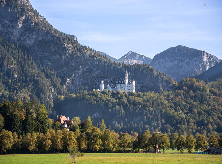 Blick auf Schloss Neuschwanstein bei Füssen im Allgäu