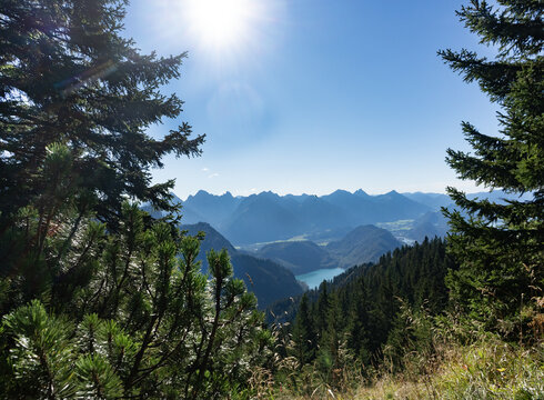 Das Foto zeigt den Blick auf die Alpengipfel über dem Alpsee bei Füssen.