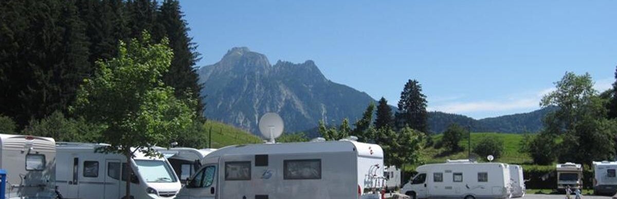 Das Bild zeigt den Wohnmobilstellplatz Füssen und Wohnmobile