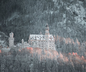  Schloss Neuschwanstein bedeckt mit Schnee. Ein atemberaubender Blick auf das Schloss.