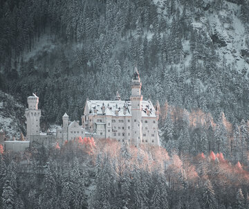  Schloss Neuschwanstein bedeckt mit Schnee. Ein atemberaubender Blick auf das Schloss.