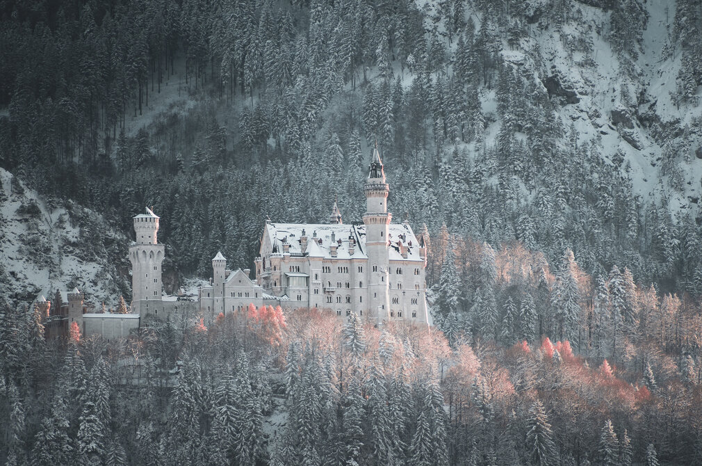  Schloss Neuschwanstein bedeckt mit Schnee. Ein atemberaubender Blick auf das Schloss.
