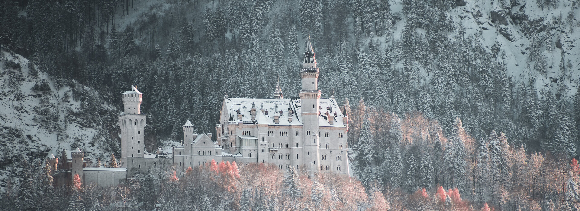  Schloss Neuschwanstein bedeckt mit Schnee. Ein atemberaubender Blick auf das Schloss.