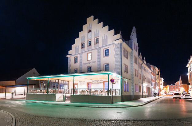 Das Bild zeigt ein beleuchtetes Gebäude bei Nacht.