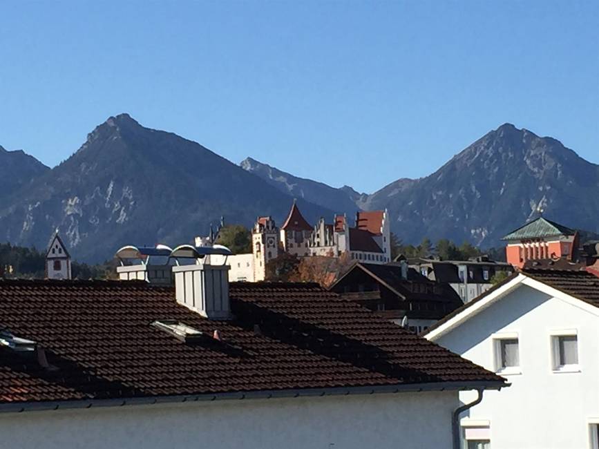 Hohes Schloß eingerahmt von den Tiroler Bergen