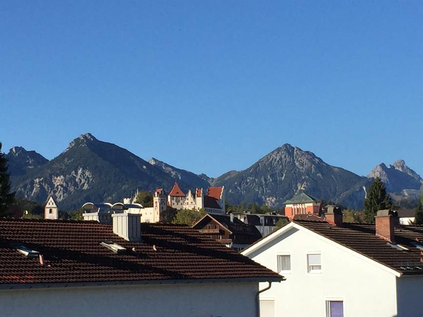 Tiroler Bergwelt und Hohes Schloß von der Wohnung