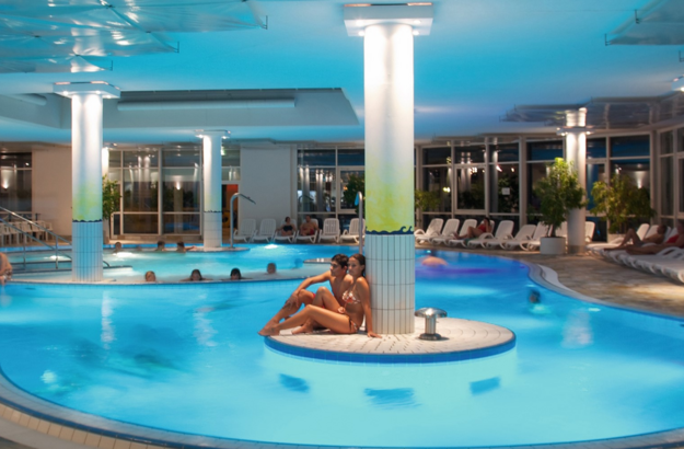 Das Bild zeigt ein Hallenbad 