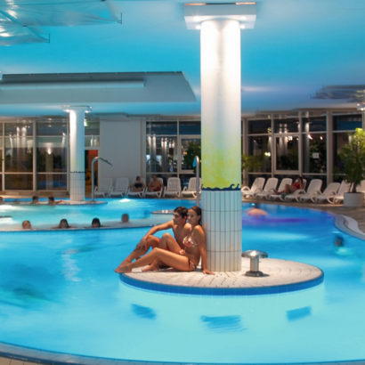 Das Bild zeigt ein Hallenbad 