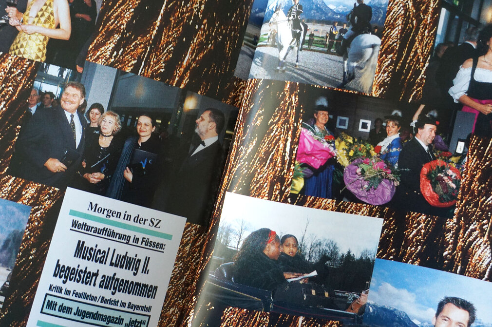 Eine collageartige Darstellung von Bildern, die eine feierliche Veranstaltung zeigen. Menschen in festlicher Kleidung posieren lächelnd, während andere aus einem Wagen oder mit Blumenstraußen in der Hand zu sehen sind. Ein Plakat kündigt die Welturaufführung des Musicals „Ludwig II.“ an.