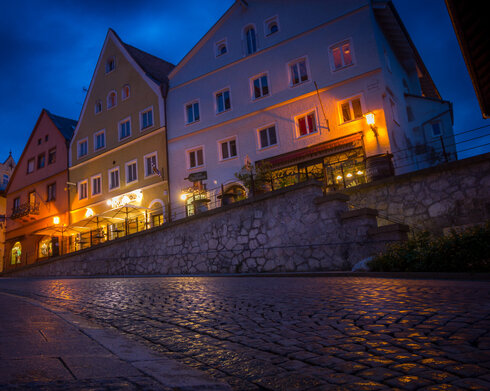 Eine gemütliche Abendstimmung in einer historischen Altstadt.