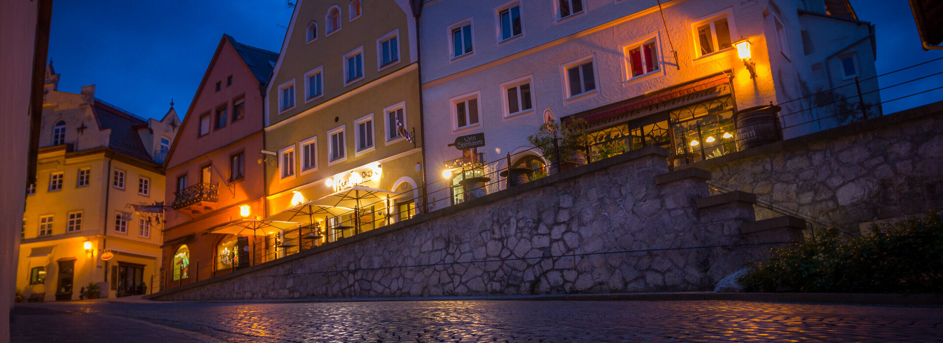 Eine gemütliche Abendstimmung in einer historischen Altstadt.