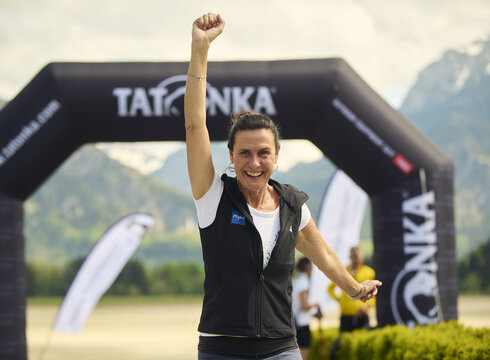 Das Pressefoto zeigt eine Teilnehmerin vom Bavaria Königsmarsch Allgäu 2024 beim Zieleinlauf am Festspielhaus Neuschwanstein in Füssen.