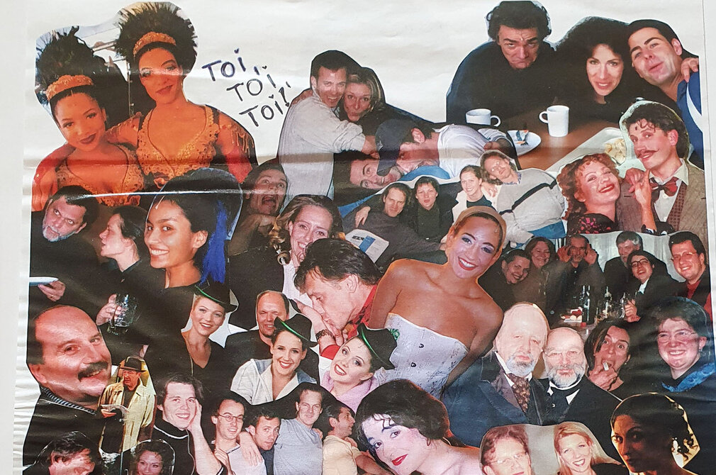 Das Bild zeigt eine Collage aus zahlreichen Fotos von Menschen, die fröhlich feiern und gemeinsam Zeit verbringen. Es gibt unterschiedliche Posen, Gesichtsausdrücke und Stile, sowie handschriftliche Grüße und Wünsche zur Premiere an eine Person namens Annette.