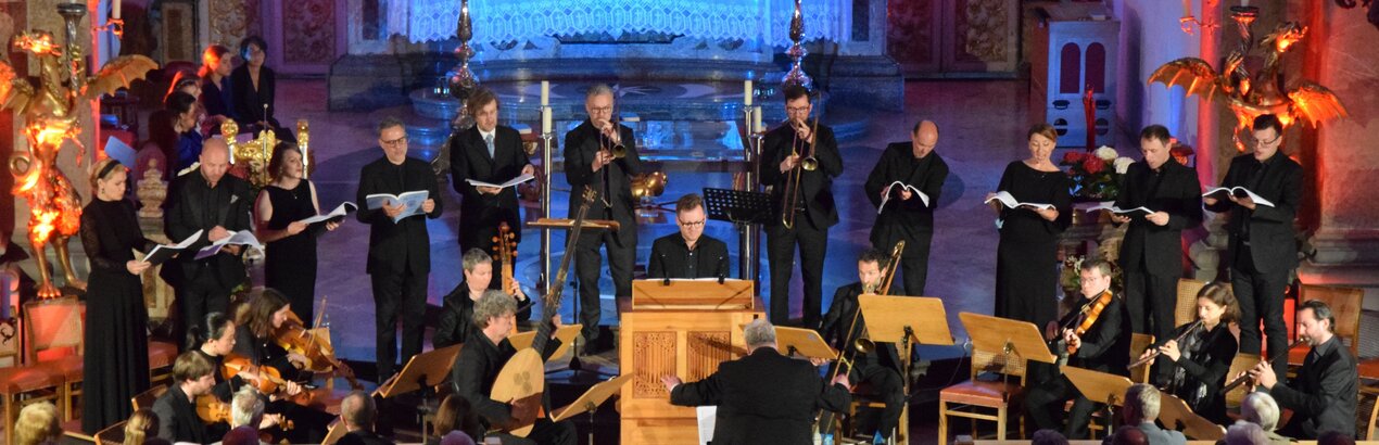 Das Bild zeigt ein Orchester in einer Kirche in Füssen. Dieses Bild zeigt eine Veranstaltung der Füssener Festtage Alter Musik.