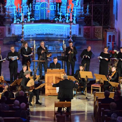 Das Bild zeigt ein Orchester in einer Kirche in Füssen. Dieses Bild zeigt eine Veranstaltung der Füssener Festtage Alter Musik.
