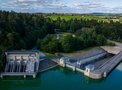 Das Foto zeigt eine Luftaufnahme vom Wasserkraftwerk Roßhaupten.