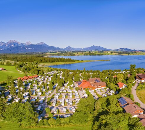 Luftbild vom Camping Hopfensee mit Hopfensee und den Tannheimer Alpen