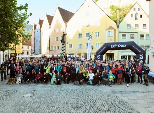 Teilnehmerfeld vor dem Start zum Bavaria Königsmarsch Allgäu 2024