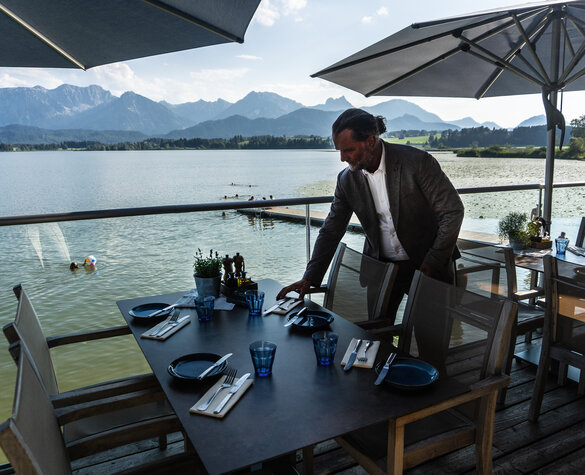 Das Foto zeigt die Terrasse vom Seehaus Hopfensee.