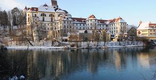 Kommen Sie im Winter ins Allgäu nach Füssen und genießen Sie die verschneite Altstadt.