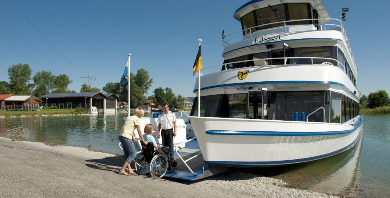 Rollstuhlfahrer mit Begleitung auf der MS Füssen zur Großen Rundfahrt auf dem Forggensee