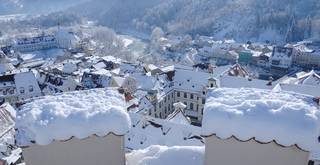 Genießen Sie in Ihrem Winterurlaub den Blick auf die verschneiten Dächer von der Füssener Altstadt.