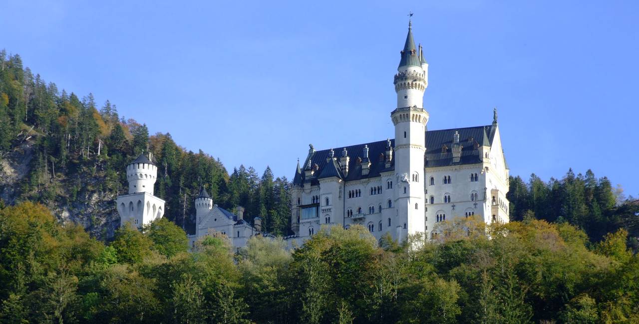 Blick auf das königliche Schloss Neuschwanstein im Sommer.