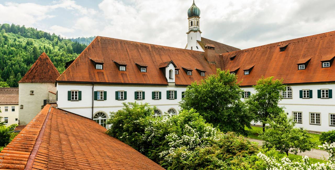 Der schöne Innenhof des Franziskanerklosters in Füssen im Allgäu.